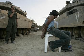 دي للاحتلال يلتقط صورة لمعتقل فلسطيني مقيد اليدين ومعصوب العينين قرب الحدود مع غزة أمس